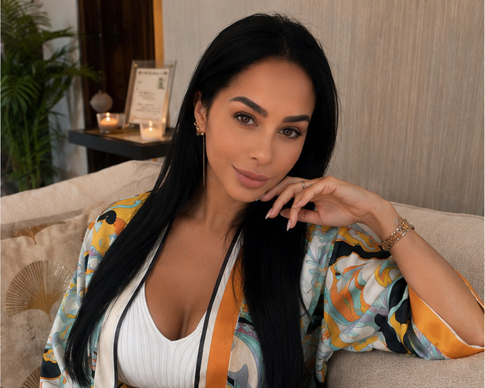 Nicole — Manager & Hôtesse du Salon